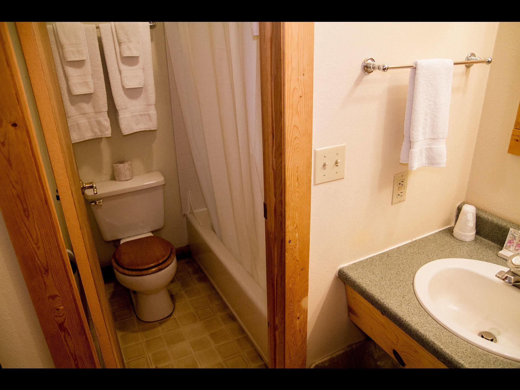 אשפורד Whittaker'S Motel & Historic Bunkhouse מראה חיצוני תמונה